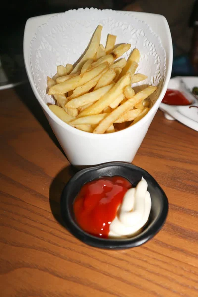 Pommes oder Bratkartoffeln — Stockfoto