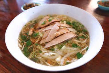 Çin noodle domuz eti ile