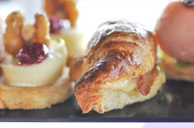 peynir pasta ve kruvasan 