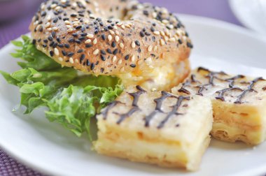 ekmek yoksa pasta çikolata Tepesi ve Peynirli hamburger ile