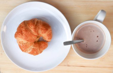 kruvasan ve sıcak çikolata 