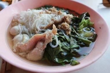 domuz eti ve sebze ile şehriye