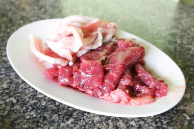 çiğ et ve çiğ domuz eti