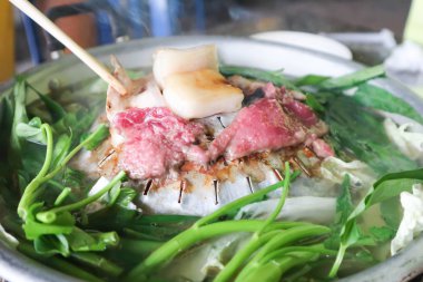 çiğ et ve çiğ domuz eti 