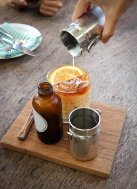 çay ya da biraz çay bardağına dökün