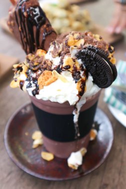 tahıl ve kırbaçlanan krem ile buzlu çikolata