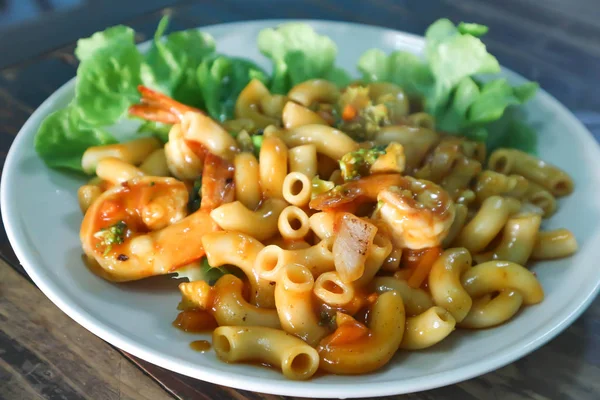 Macarrones fritos con salsa de tomate o ketchup — Foto de Stock