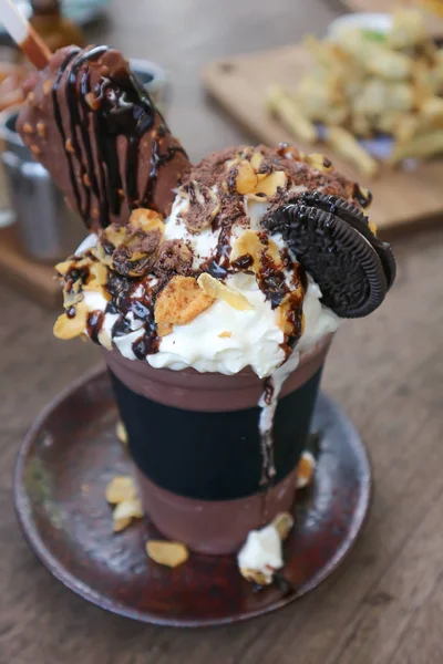 Cacau gelado ou chocolate gelado com cereais e natas — Fotografia de Stock