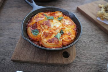 pişmiş gıda veya tavada patates püresi