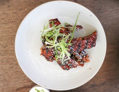 kavrulmuş domuz eti veya ızgara domuz