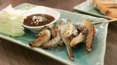 Izgara kalamar veya ızgara kalamar ve kızarmış kalamar