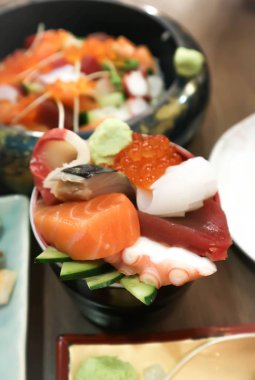 dilimlenmiş balık ve dilimlenmiş kalamar veya çiğ balık ve ham kalamar 