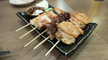 mangalda tavuk veya kızarmış tavuk ve ızgara sığır eti