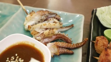 Izgara kalamar veya ızgara kalamar ve kızarmış kalamar 