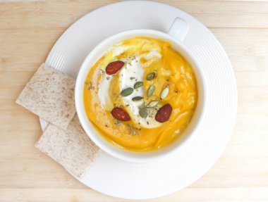 badem ve kabak tohumu ve kırbaçlanan krem ile kabak çorbası 