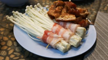 pastırma enoki veya domuz pastırması sarılmış mantar sarılmış