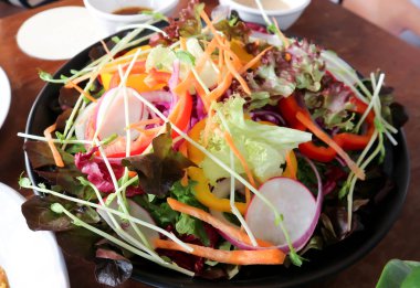 sebze salatası veya karışık salata