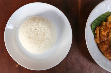 pilav ve kızarmış yumurta ile Tayland pirinç