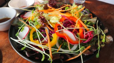 sebze salatası veya karışık salata 