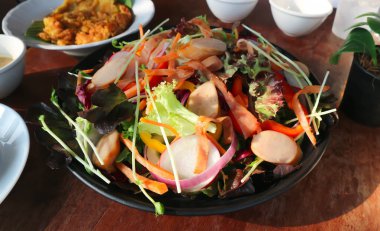 sosis ve sebze salatası veya karışık salata sosu ile