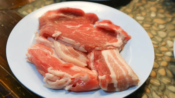 Carne crua ou carne crua de porco ou carne de porco cortada em fatias — Fotografia de Stock