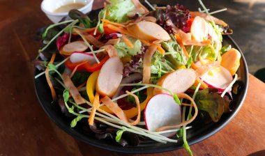 sosis ve sebze salatası veya karışık salata