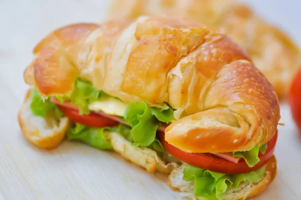 Kruvasan sandviç ya da jambon ve peynirli sandviç — Stok fotoğraf