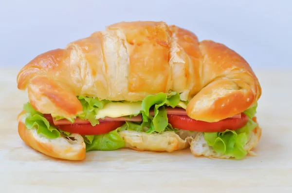 Sandwich al croissant o sandwich al prosciutto e formaggio — Foto Stock