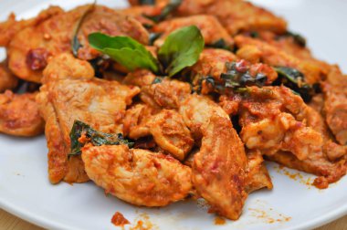 baharatlı domuz eti veya baharatlı kızarmış domuz kırmızı köri yapıştır ile karıştırın 