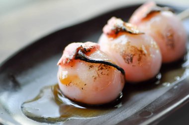 topuz veya dango veya sakura dango sakura çiçek tepesi ile