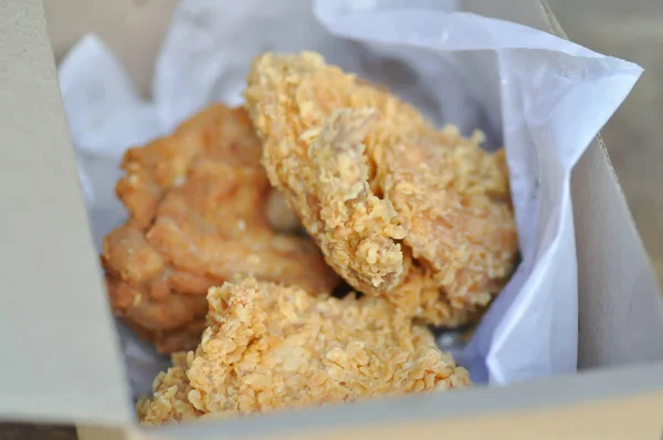 Pollo frito, pollo frito en la caja —  Fotos de Stock