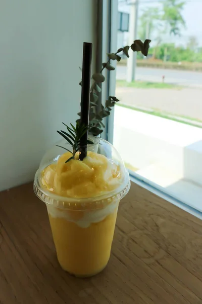 Mango yogurt smoothie, mango smoothie — Stock Photo, Image