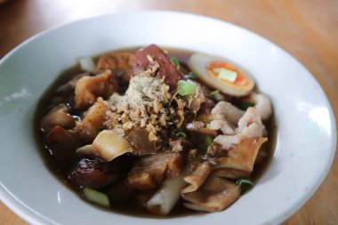 Çin eriştesi mi yoksa domuz etli erişte mi?