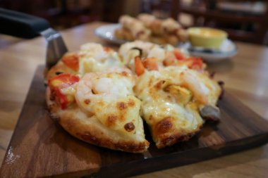 Karidesli pizza ya da deniz mahsullü pizza. 