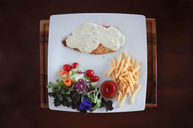 yayın balığı biftek, beyaz krem soslu yayın balığı biftek