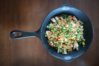 yeşil arpacık ve sarımsak ile tavada domuz eti