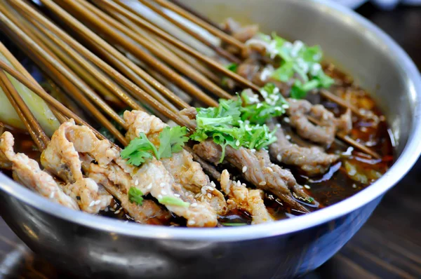 辛いスープで焼いた豚肉、中華風 — ストック写真