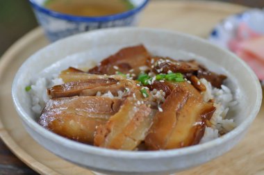 pirinç domuz eti veya domuz yahnisi ile tepesinde, Japon gıda