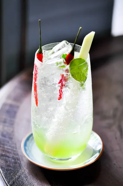 Cocktail, Vodka em vidro com pimenta quente — Fotografia de Stock