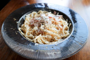 Spagetti veya spagetti carbonara