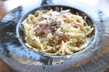 Spagetti veya spagetti carbonara