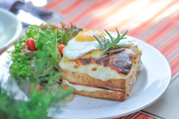 Tostadas o sándwich de queso y huevo — Foto de Stock