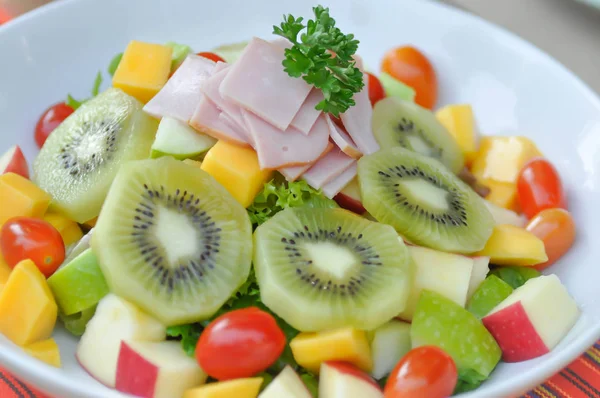 Schinkensalat, gemischter Salat oder Obst- und Gemüsesalat — Stockfoto