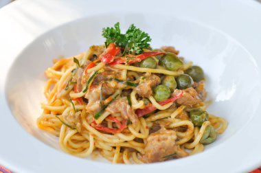 Baharatlı makarna, baharatlı spagetti veya körili makarna.