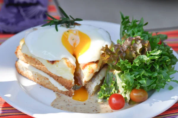 Torradas ou queijo e sanduíche de ovo — Fotografia de Stock