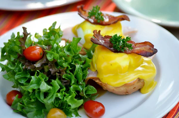Uovo benedetto o panino con uova, prosciutto e pancetta — Foto Stock