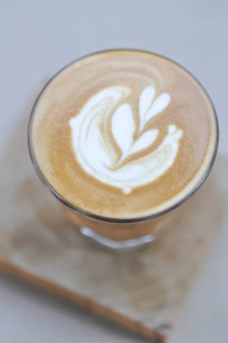 Sıcak kapuçino ya da sıcak kahve ya da piccolo latte.