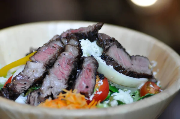 Salada de carne ou salada de carne grelhada — Fotografia de Stock