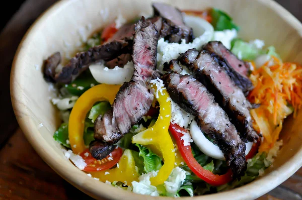 Salada de carne ou salada de carne grelhada — Fotografia de Stock