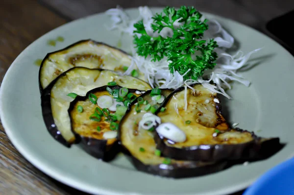 Grillad aubergine med grön schalottenlök — Stockfoto